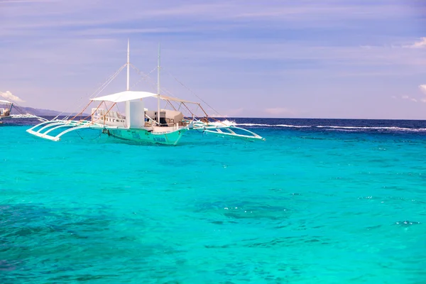 Großer Katamaran im türkisfarbenen offenen Meer nahe der Insel Bohol — Stockfoto