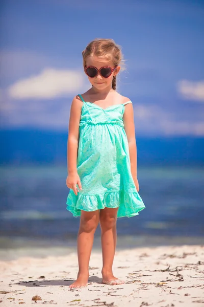 Αξιολάτρευτο κοριτσάκι περπάτημα σε τροπική παραλία με λευκή — Φωτογραφία Αρχείου