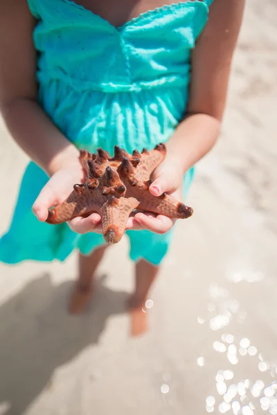 Küçük bir kızın elinde closeup denizyıldızı — Stok fotoğraf