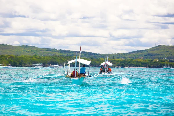 Gran catamarán en mar abierto turquesa cerca de la isla de Bohol —  Fotos de Stock