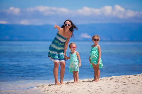Ładny mały dziewcząt i młodych matka chodzenie na tropikalnej plaży biały w bezludnej wyspie — Zdjęcie stockowe