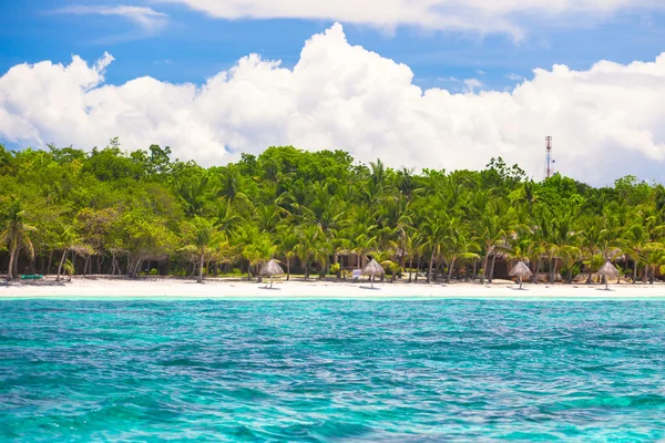Идеальный белый пляж с бирюзовой водой и большими пальмами — стоковое фото
