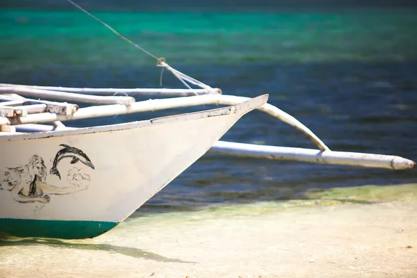 Piccola barca da pesca in laguna turchese — Foto Stock