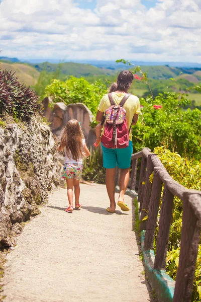 Dad with his daughter walking in tropical park at the Chocolate Hills — Stock Photo, Image