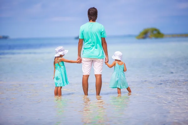 Back view of father and two girls walking at exotic island — Stock Photo, Image