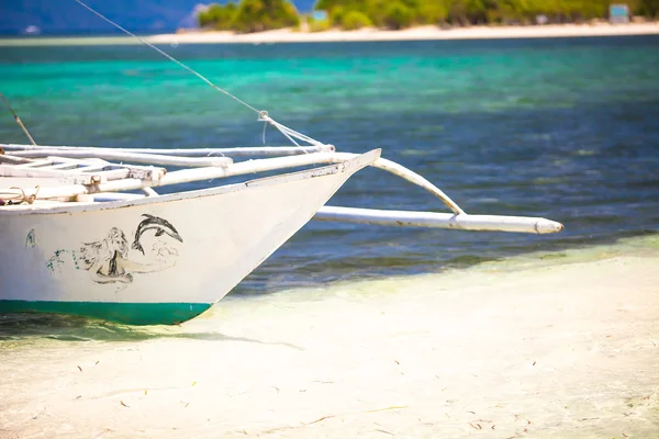 Pequeno barco na praia tropical de areia branca — Fotografia de Stock