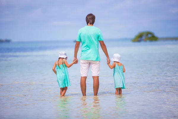 이국적인 휴가에 젊은 아버지와 그의 두 귀여운 딸의 뒷 모습 — 스톡 사진