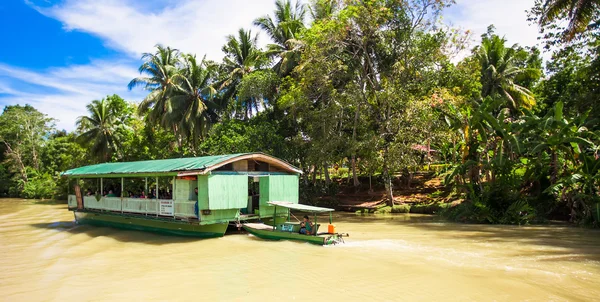 Barca da crociera esotica con turisti su un fiume della giungla Loboc, Bohol — Foto Stock