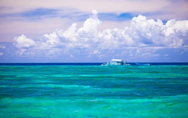 Ongelooflijk schoon turquoise water in de zee in de buurt van tropisch eiland — Stockfoto