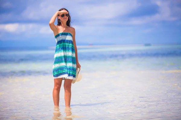 Junge Frau am weißen exotischen Strand blickt in die Kamera — Stockfoto