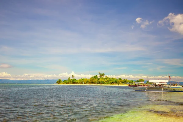 Vista panorámica de la playa perfecta con palmeras verdes, arena blanca y agua turquesa — Foto de Stock