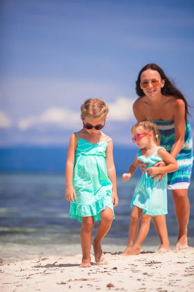 Joven madre y dos de sus hijas se divierten en la playa exótica en el día soleado —  Fotos de Stock