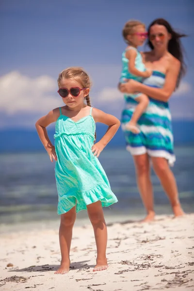 Porträt eines kleinen Mädchens und ihrer Mutter mit Schwester im Hintergrund im Sommerurlaub — Stockfoto