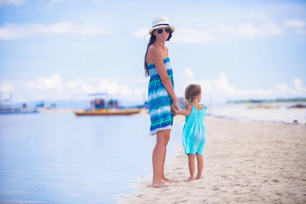 Bambina e giovane madre sulla spiaggia tropicale nell'isola deserta — Foto Stock