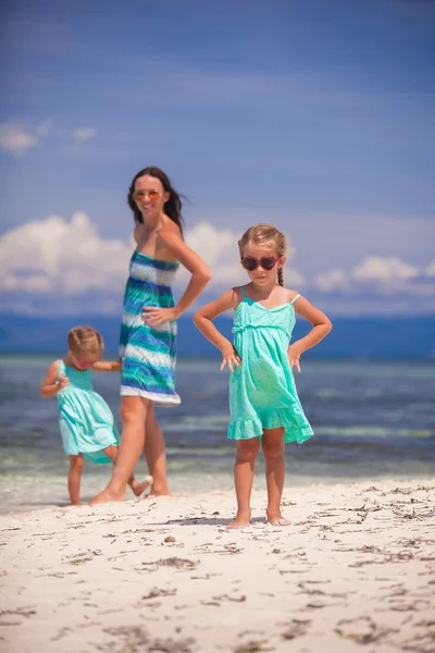 Giovane madre e due sue figlie si divertono sulla spiaggia esotica nella giornata di sole — Foto Stock