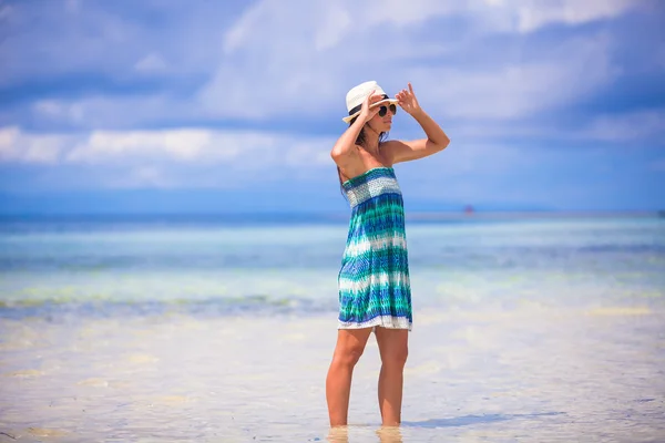 Jeune belle femme profitant de vacances sur la plage — Photo