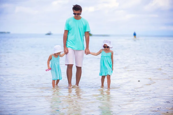 Young father and his two adorable daughters on an exotic vacation — Stock Photo, Image