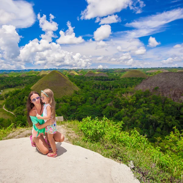 Jovem mãe e sua adorável menina em um fundo das Colinas de Chocolate em Bohol — Fotografia de Stock