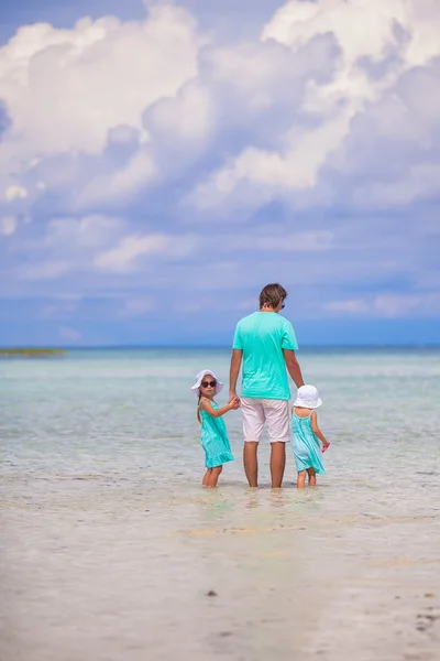 Joven padre y sus dos adorables hijas en unas vacaciones exóticas — Foto de Stock