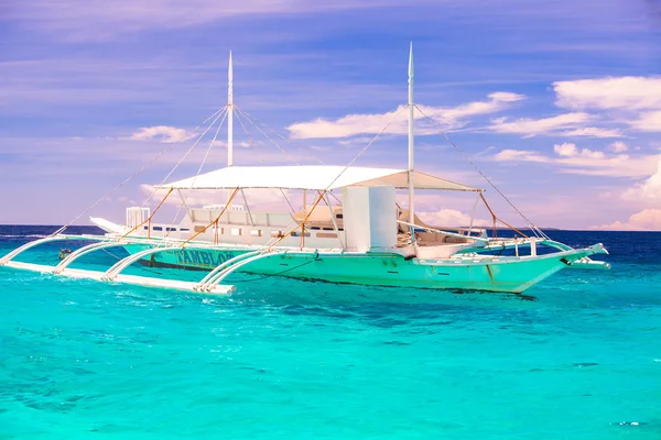 Grande catamarã em mar aberto turquesa perto da ilha de Bohol — Fotografia de Stock