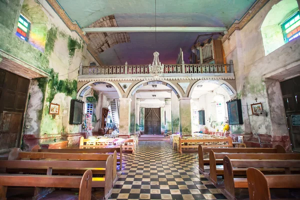 Beautiful old Catholic Church in an exotic country indoor — Stock Photo, Image