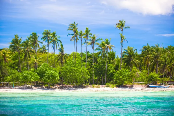 Landschap van tropische eiland strand met perfecte blauwe hemel — Stockfoto