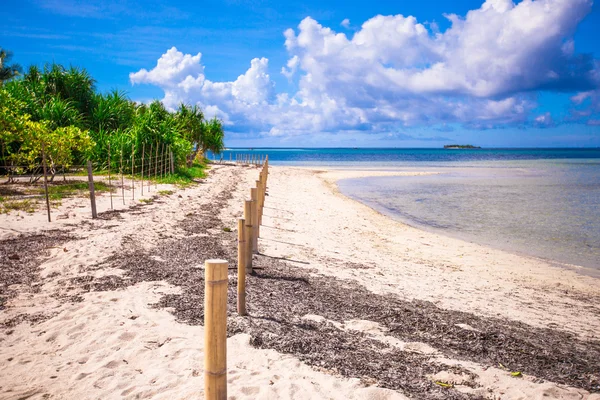 Playa tropical ideal con agua turquesa y arena blanca en una isla desierta —  Fotos de Stock