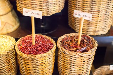 tohumlar, fasulye, biber ve diğer baharatlar büyük sepet içinde