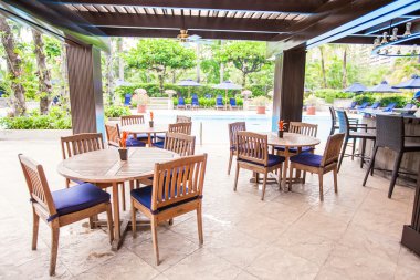 otel açık kafe beyaz masa ve sandalye