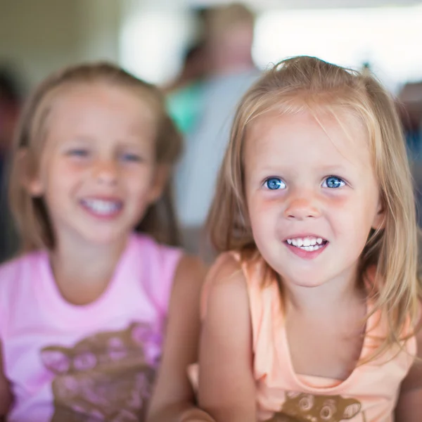 Retrato de duas lindas meninas de olhos azuis — Fotografia de Stock