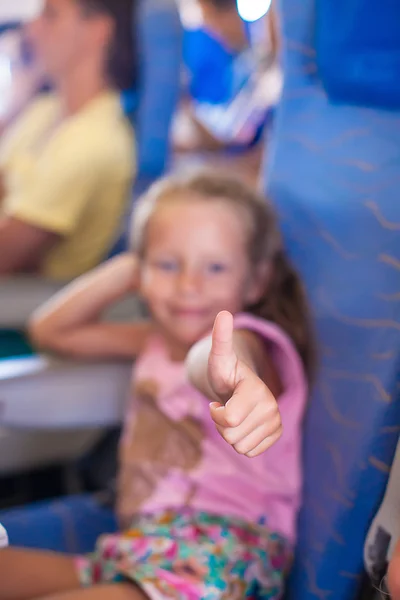 Nahaufnahme eines kleinen Mädchens zeigt Daumen hoch — Stockfoto