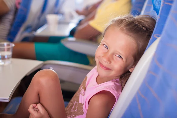 Petite fille heureuse souriante dans l'avion — Photo