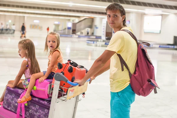 Junger Vater und kleine süße Töchter mit Gepäck im Flughafen — Stockfoto