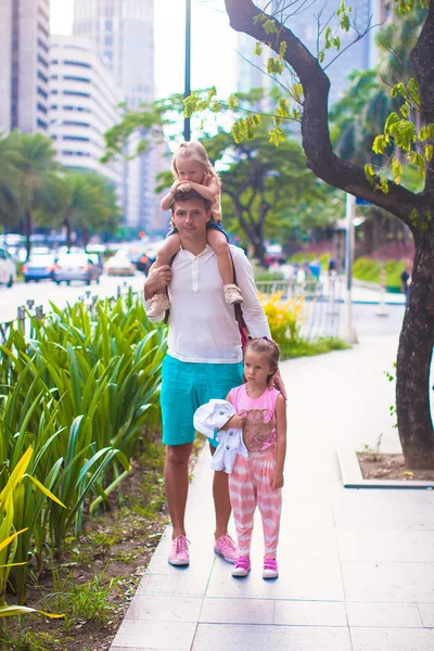 大都市で彼の小さな娘と一緒に歩いて若いお父さん — ストック写真