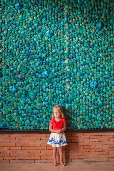 Adorabile bambina in un grande hotel di lusso — Foto Stock