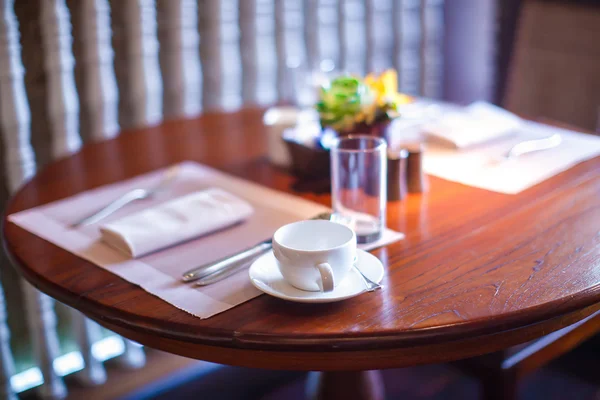 Tavola servita per la prima colazione in hotel di lusso — Foto Stock