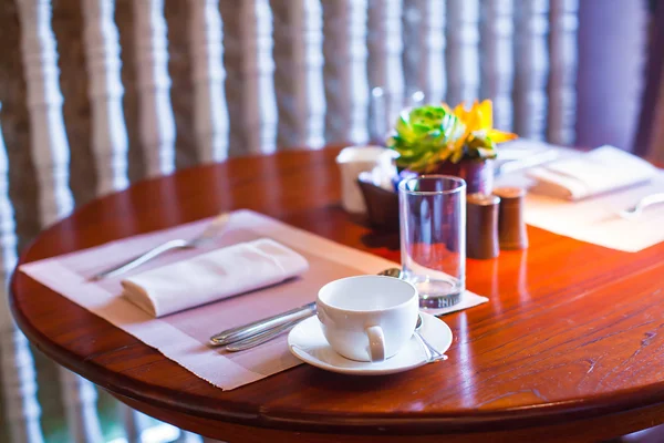 Tabel voor het ontbijt geserveerd in het luxehotel met bloemen — Stockfoto