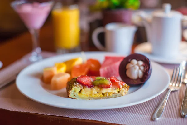 Philippino café da manhã com frutas e café — Fotografia de Stock