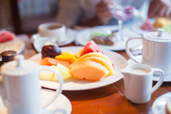 Filipinli mango ve portakal suyu ile sağlıklı bir kahvaltı — Stok fotoğraf