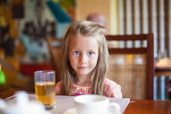 可爱的小女孩，在度假村的餐厅吃早餐 — 图库照片