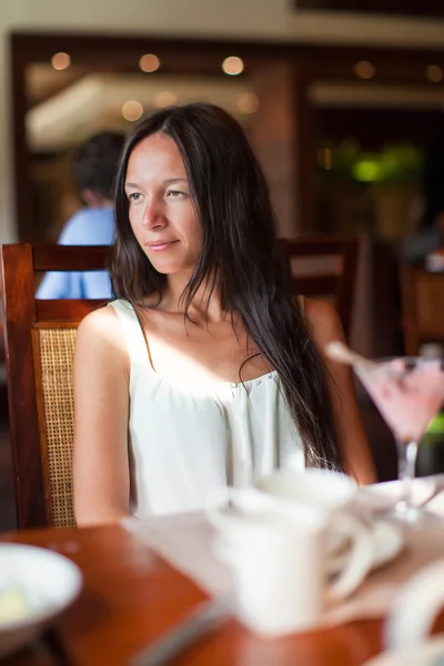 Genç kadın resort restoranda kahvaltı yapıyor — Stok fotoğraf