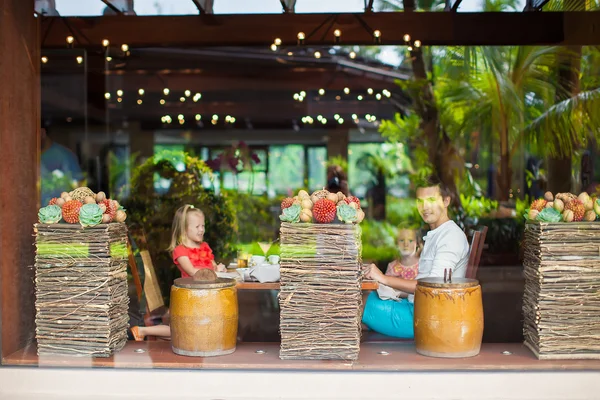 Familie vakantie in café buiten het venster — Stockfoto