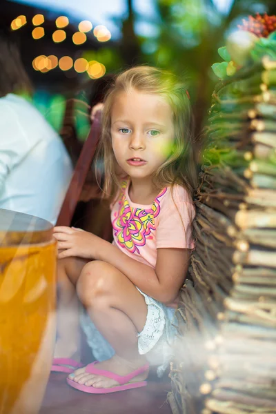 可爱的小女孩，在窗外的美丽咖啡馆 — 图库照片