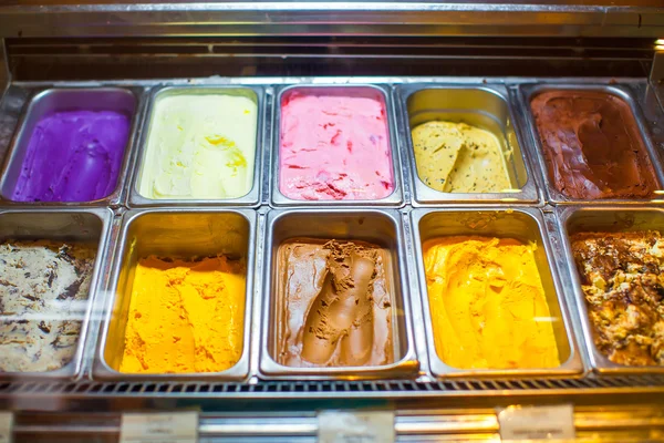 Sostenedores de diferentes helados dulces . — Foto de Stock