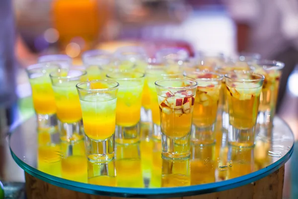 Juice på restaurang på frukost med färska frukter — Stockfoto