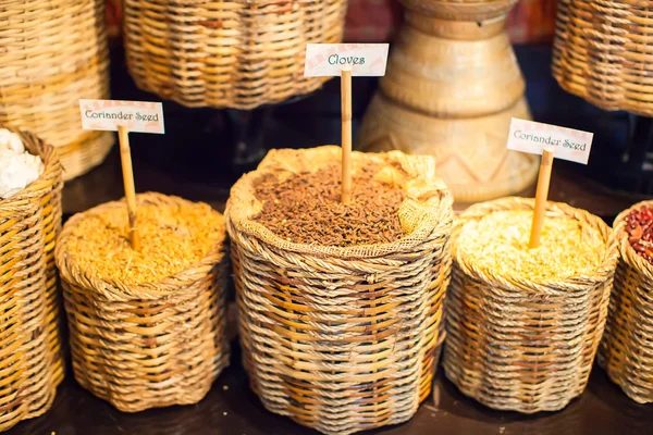 Semillas, frijoles, pimienta y otras especias en cestas grandes — Foto de Stock