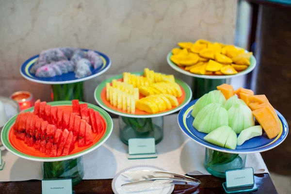 Frutta succosa su un piatto a colazione in hotel — Foto Stock