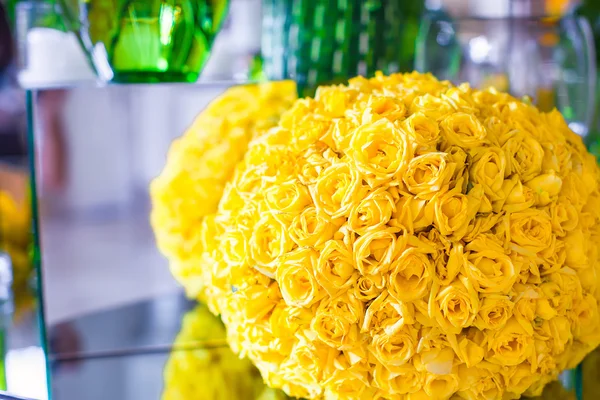 Lindas flores no lobby de um hotel de luxo — Fotografia de Stock