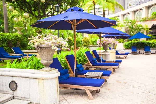 Schäslonger nära pool i luxury resort — Stockfoto