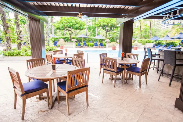 Terras van het hotel met witte tafel en stoelen — Stockfoto